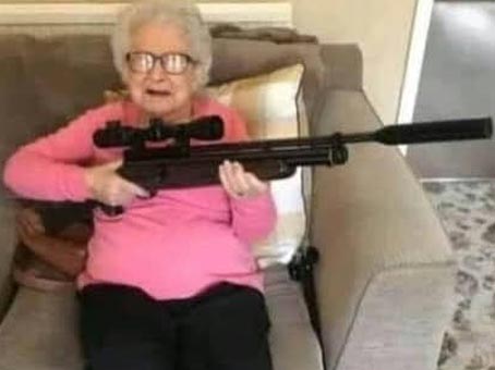 Abuela Pistolera Amenazaba A Sus Vecinos Con Una Carabina Efecto